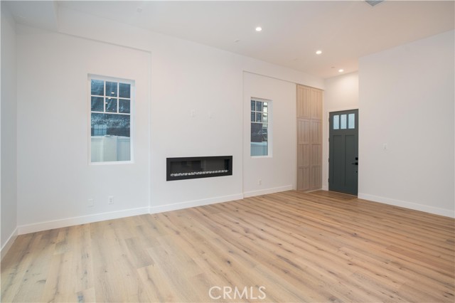 Living Room with fireplace