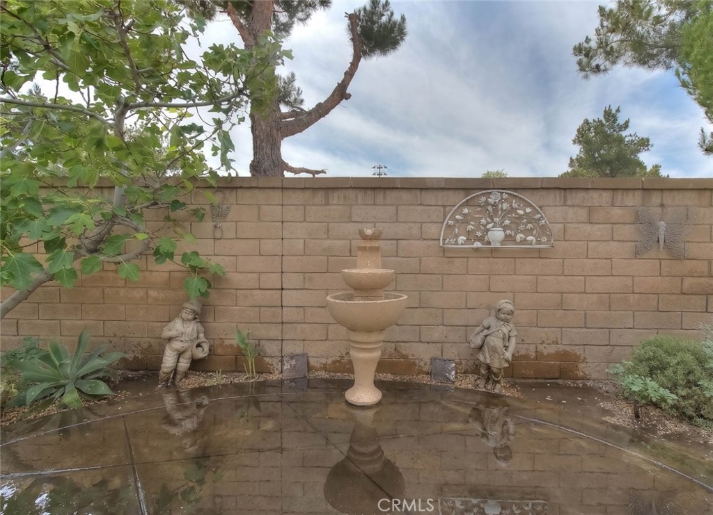 https://media.crmls.org/medias/e69892e5-90fc-4723-a2d7-6ba35fe6a052.jpg?preset=X-Large