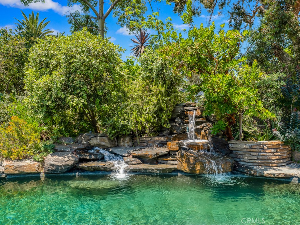 https://media.crmls.org/medias/e698df4f-7704-4981-aba1-0237f03158fd.jpg?preset=X-Large