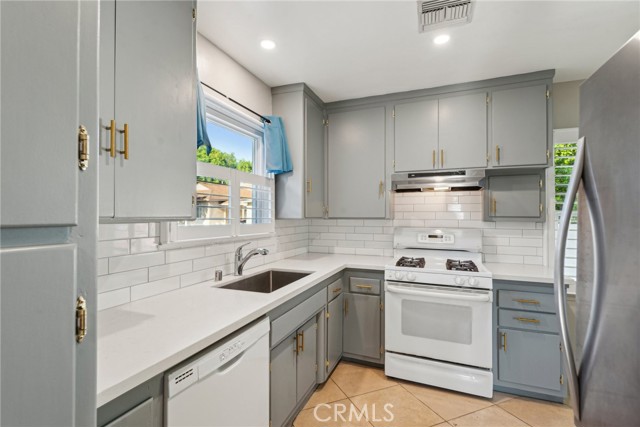 17048 Baltar Street, Lake Balboa CA: https://media.crmls.org/medias/e699a8ea-eccc-42fa-8b34-d4c9cb788ef0.jpg