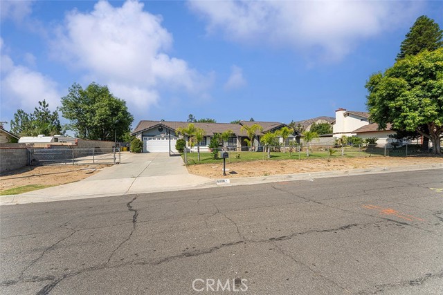6860 27th Street, Jurupa Valley CA: https://media.crmls.org/medias/e69a440c-2996-4837-886a-ee30bbf6d54e.jpg