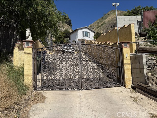 Detail Gallery Image 5 of 35 For 9707 Foothill, Sylmar,  CA 91342 - 4 Beds | 3 Baths