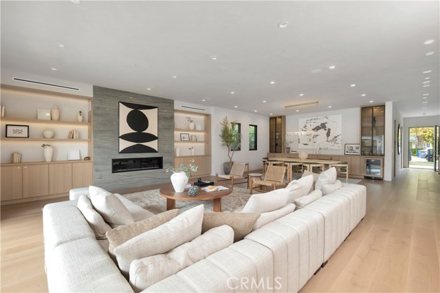 13024 Bloomfield Street, Studio City CA: https://media.crmls.org/medias/e69c3ebe-d06b-42c1-9b14-ff310fed509e.jpg