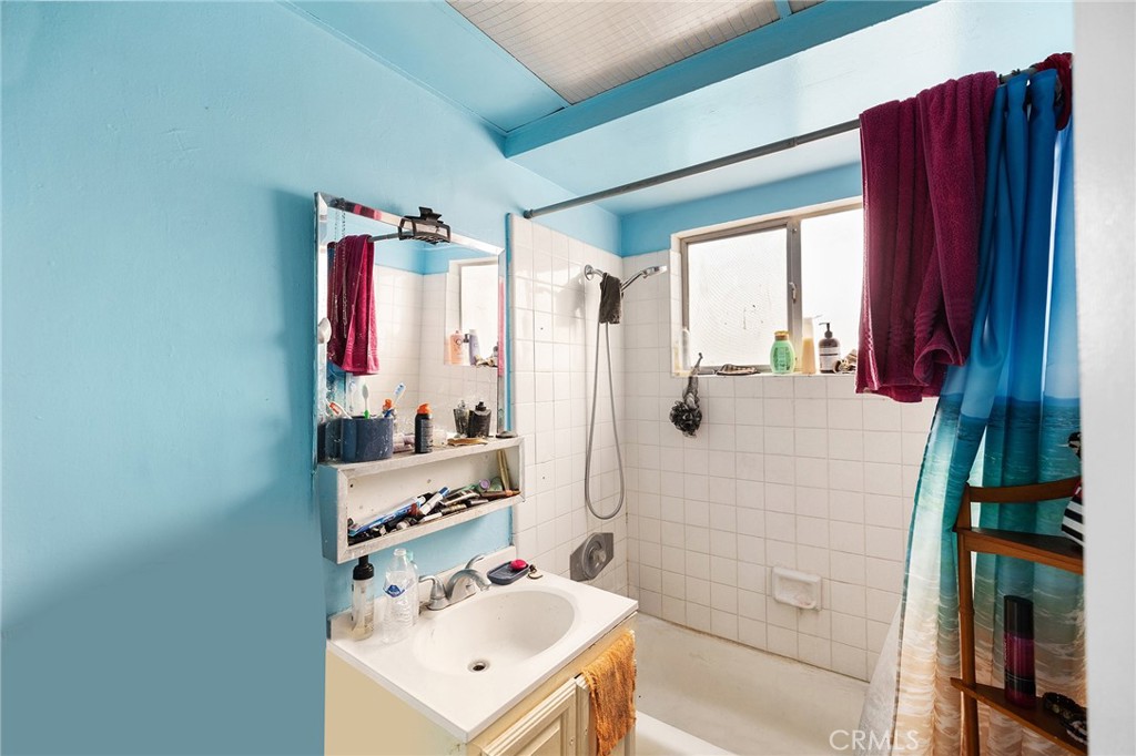 4077 Winona Avenue - photo 9