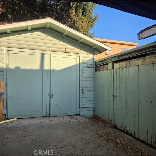 3928 La Crescenta Avenue, Glendale CA: https://media.crmls.org/medias/e69e2a1b-fb94-46b7-a575-f18a27a140e3.jpg