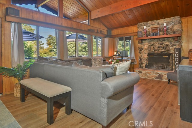 Detail Gallery Image 4 of 27 For 1121 Chateau Dr, Crestline,  CA 92325 - 2 Beds | 2 Baths