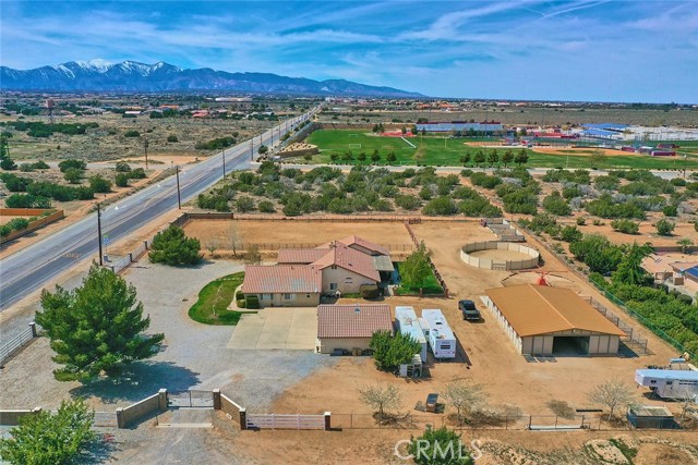 12958 Ranchero Road, Oak Hills CA: https://media.crmls.org/medias/e6a167de-3de7-4953-be77-3f645252de02.jpg