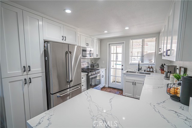 Detail Gallery Image 2 of 29 For 18111 Erik Ct #445,  Canyon Country,  CA 91387 - 2 Beds | 2 Baths