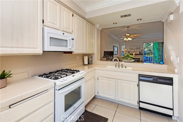 E6a295ca 7946 4946 B983 Bb409d9a8044