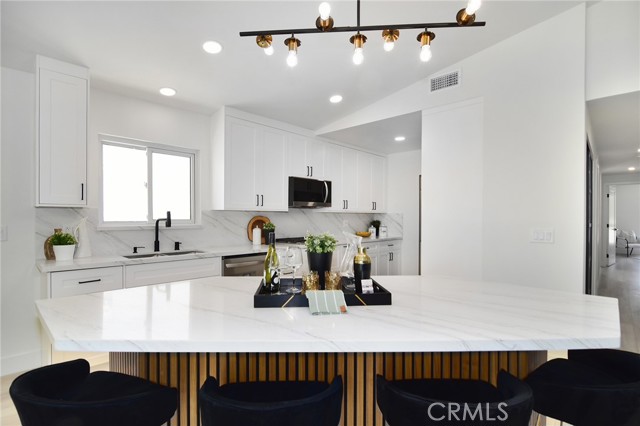 Detail Gallery Image 16 of 65 For 22284 Avenue San Luis, Woodland Hills,  CA 91364 - 6 Beds | 5/1 Baths