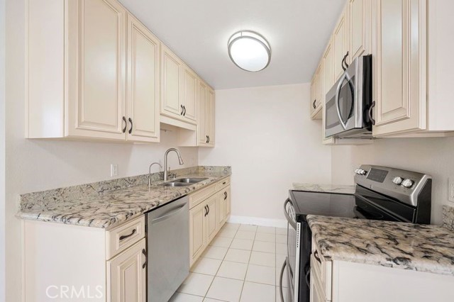 Detail Gallery Image 1 of 24 For 121 Sinclair Ave #206,  Glendale,  CA 91206 - 2 Beds | 2 Baths