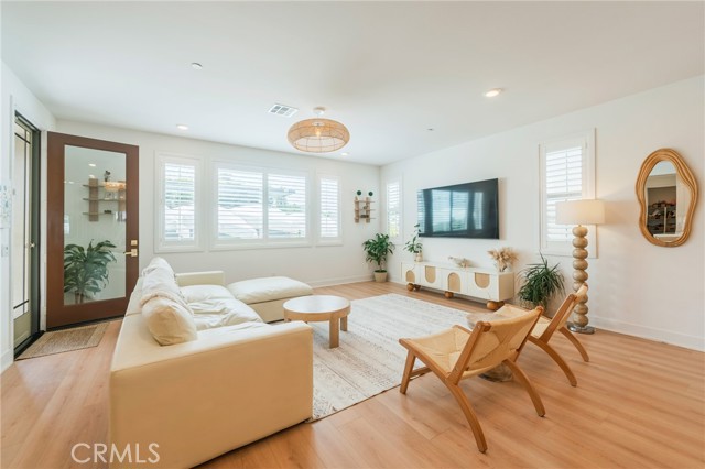 Detail Gallery Image 7 of 49 For 9672 Dawning Dr, Huntington Beach,  CA 92646 - 5 Beds | 4/1 Baths