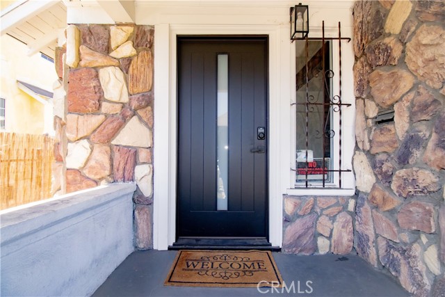 2101 Arlington Avenue, Los Angeles CA: https://media.crmls.org/medias/e6aa5260-8d08-4c1b-9e3a-233b990629f1.jpg