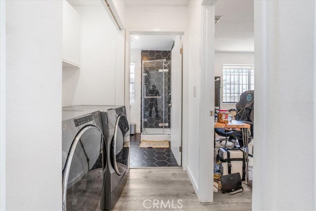2481 S Bundy Drive, Los Angeles CA: https://media.crmls.org/medias/e6aa77fd-31f3-4d3f-b38e-2855ec681629.jpg