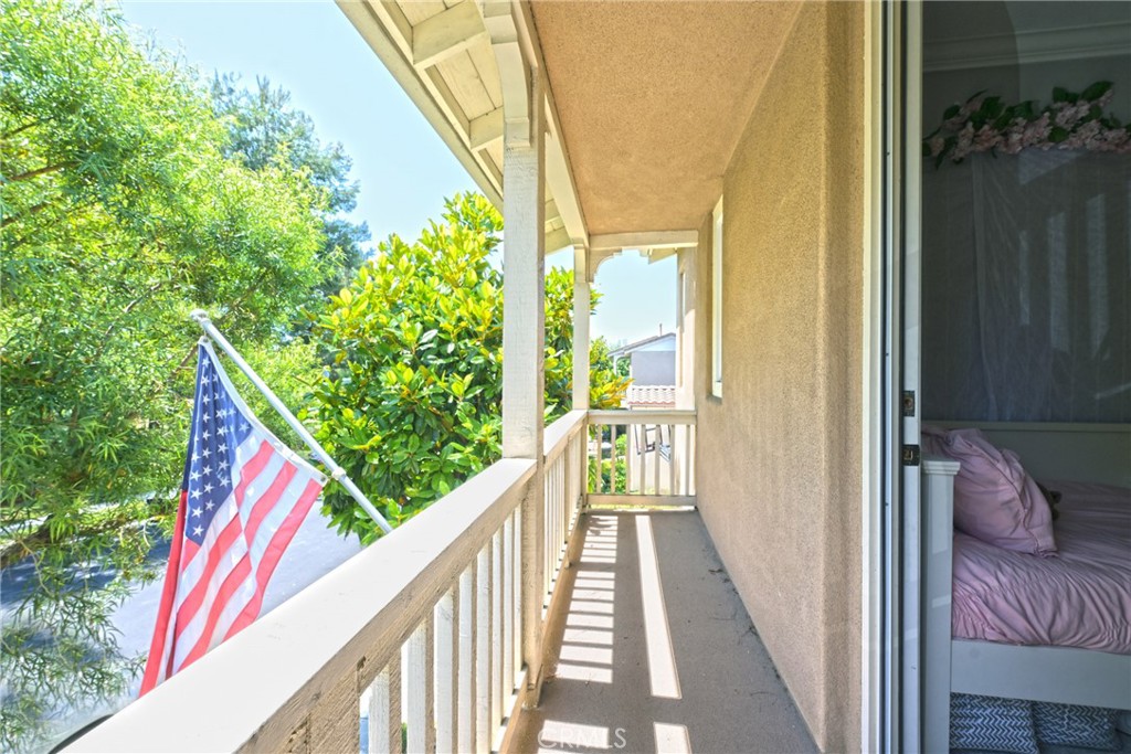 https://media.crmls.org/medias/e6aaa769-05e8-49af-9db1-698899508fea.jpg?preset=X-Large
