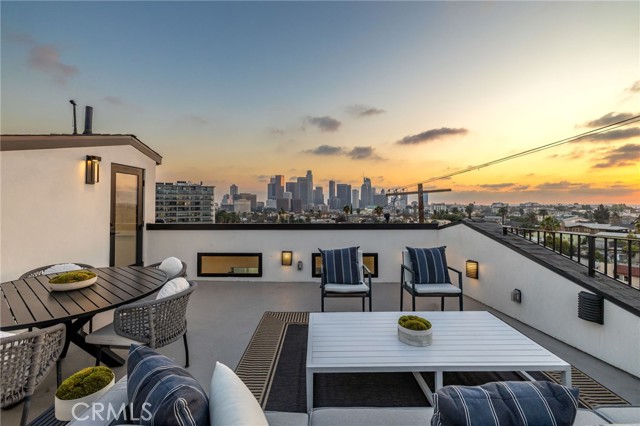 Detail Gallery Image 3 of 19 For 955 Everett St, Los Angeles,  CA 90026 - 2 Beds | 2/1 Baths