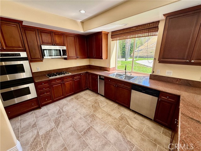 11737 Lois Court, Granada Hills CA: https://media.crmls.org/medias/e6abae6d-2b2a-42a7-a887-82ebc70f9f57.jpg
