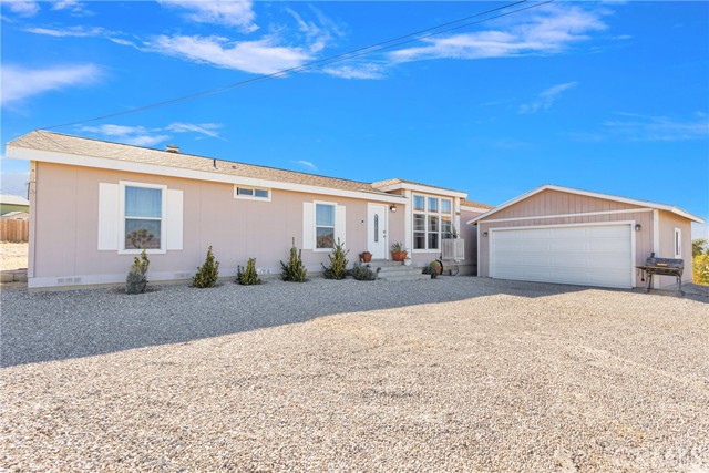 Detail Gallery Image 1 of 46 For 32253 Carnelian Rd, Lucerne Valley,  CA 92356 - 4 Beds | 2 Baths