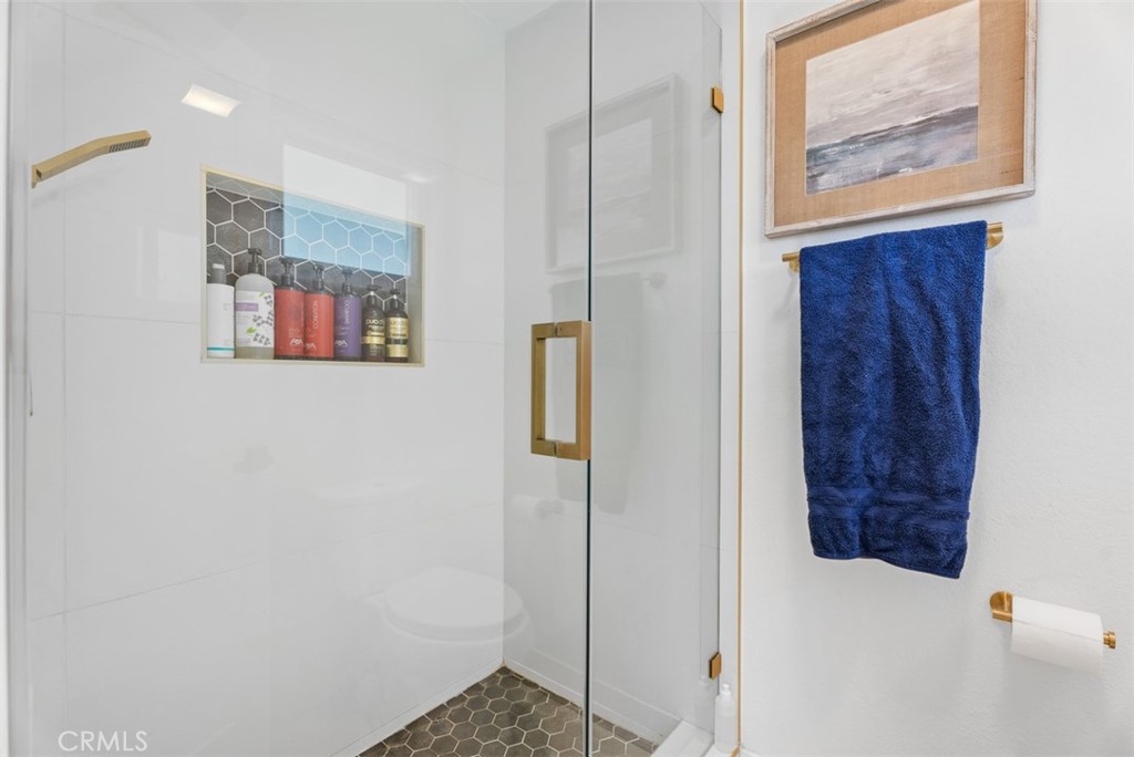 https://media.crmls.org/medias/e6ad35d0-3b6c-4cac-bca0-1325568f8407.jpg?preset=X-Large