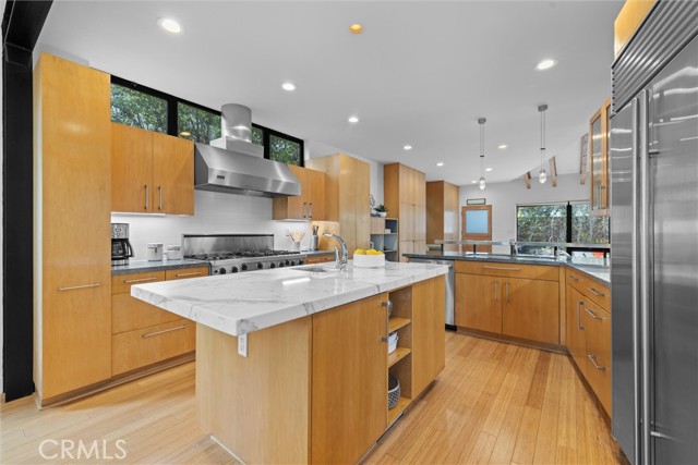 Detail Gallery Image 12 of 51 For 1635 19th St, Manhattan Beach,  CA 90266 - 6 Beds | 4 Baths