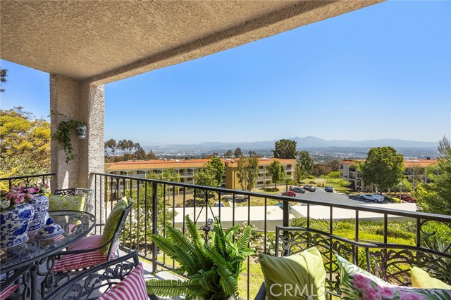 4007 Calle Sonora Oeste, Laguna Woods CA: https://media.crmls.org/medias/e6ad8636-9b2b-4cc8-aa9d-1adc53e88da8.jpg