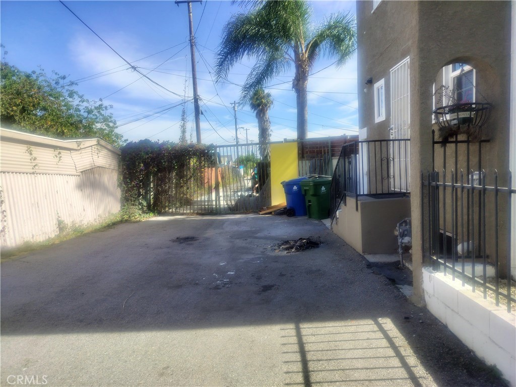 https://media.crmls.org/medias/e6af0499-1329-4834-9195-6130a081c35a.jpg?preset=X-Large