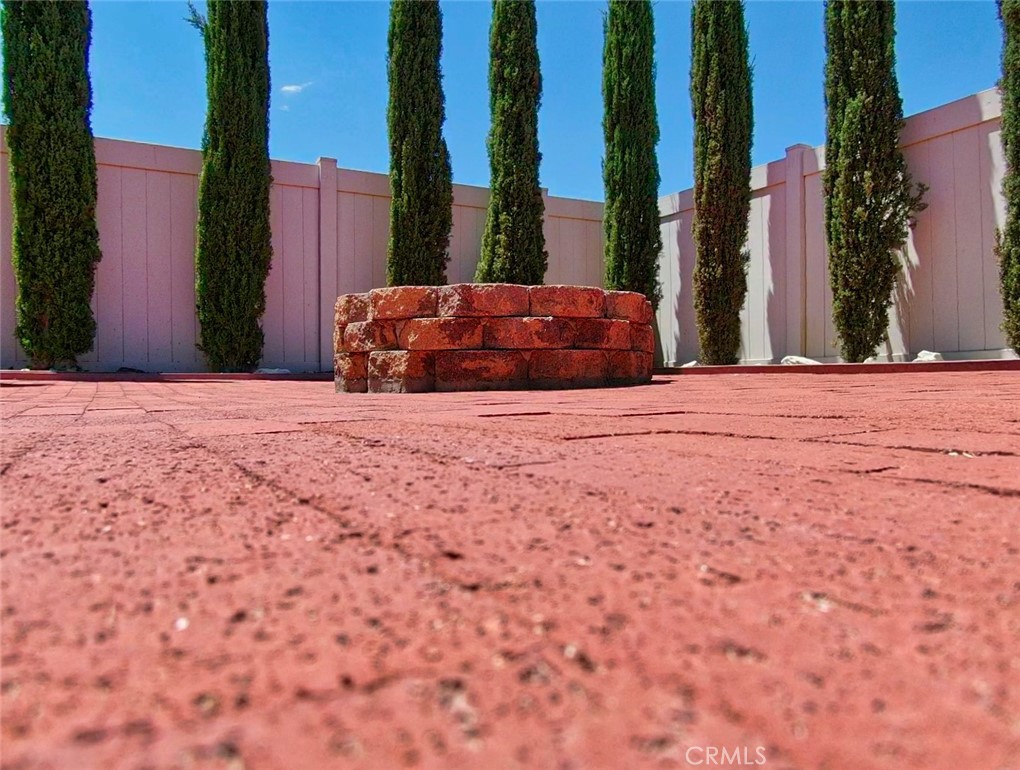 https://media.crmls.org/medias/e6afb004-9cf4-4538-96c8-b26ac81dd16b.jpg?preset=X-Large