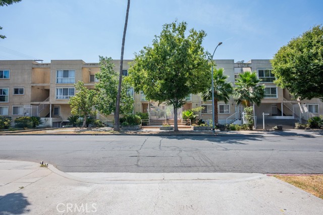 110 W Maple Street, Glendale CA: https://media.crmls.org/medias/e6b1b55b-99df-4c04-96a1-4814a4b9f7c2.jpg