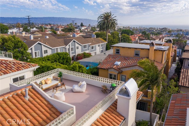 The Palos Verdes Peninsula in the background.