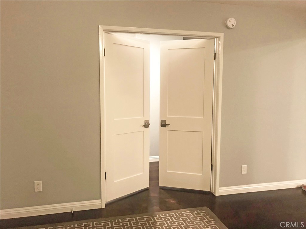 https://media.crmls.org/medias/e6b45cac-bd95-422c-9e8b-66dce57edc49.jpg?preset=X-Large