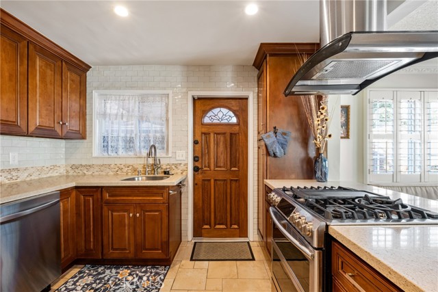 513 E Hillsdale Street, Inglewood CA: https://media.crmls.org/medias/e6b60828-93ea-44c1-8de0-683acfb3c840.jpg