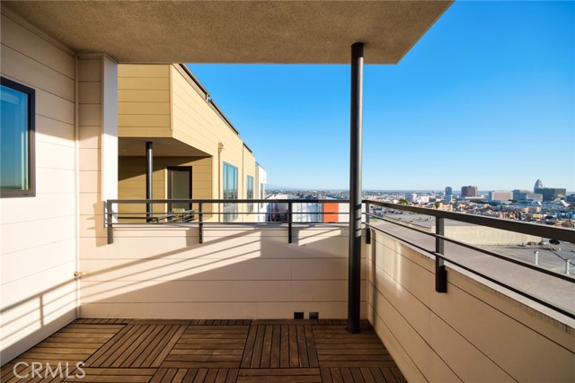 1050 N Joels Place, Los Angeles CA: https://media.crmls.org/medias/e6b7e174-4d44-46b4-b72b-3537866248a1.jpg