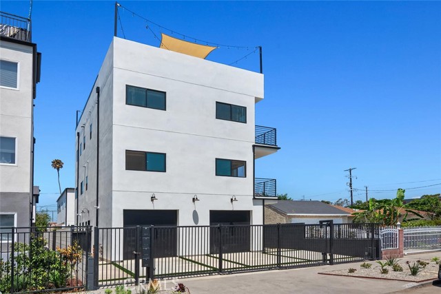 2633 S Cochran Avenue, Los Angeles CA: https://media.crmls.org/medias/e6ba7625-a35f-4878-88f3-1e86d754e64a.jpg