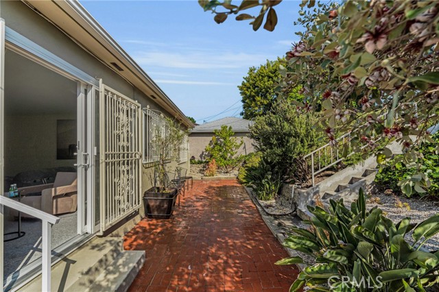 5248 Parkglen Avenue, Los Angeles CA: https://media.crmls.org/medias/e6bca35d-fd12-4fe3-a999-882f6cb07d0a.jpg