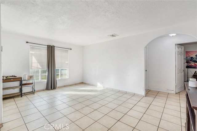 Detail Gallery Image 8 of 21 For 1562 N Fay, Fresno,  CA 93728 - 2 Beds | 1 Baths