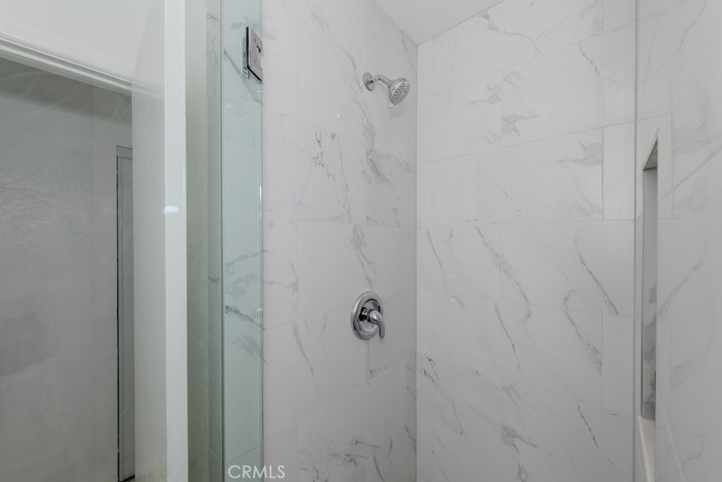 https://media.crmls.org/medias/e6c07f80-b655-4dca-94a8-c3eaae273724.jpg?preset=X-Large