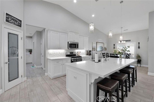 Detail Gallery Image 10 of 22 For 18950 Pachappa Rd, Apple Valley,  CA 92307 - 4 Beds | 3/1 Baths