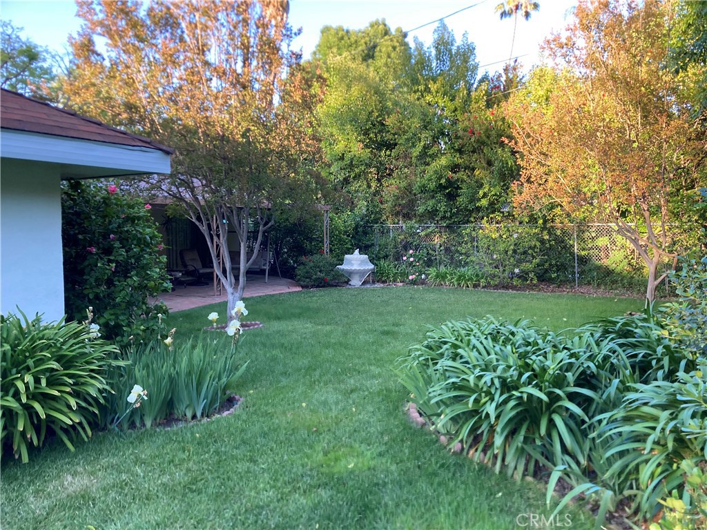https://media.crmls.org/medias/e6c2f122-2b52-4613-b544-4b4f7692780d.jpg?preset=X-Large