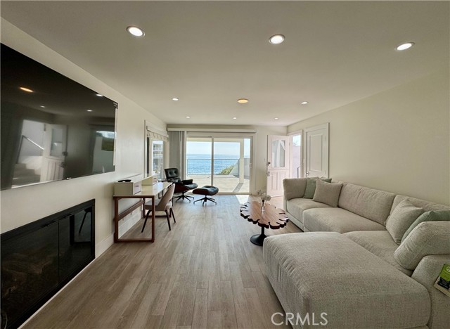 827 Cliff Drive, Laguna Beach CA: https://media.crmls.org/medias/e6c40183-73e4-433a-830c-f31650eacf43.jpg