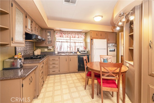 Detail Gallery Image 17 of 47 For 11730 Whittier Bld #40,  Whittier,  CA 90601 - 2 Beds | 2 Baths