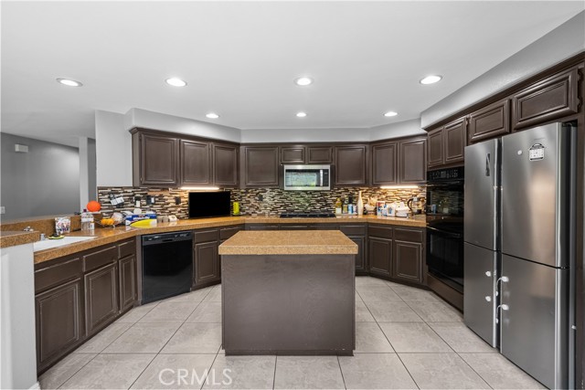 Detail Gallery Image 9 of 40 For 26426 Cardinal Dr, Canyon Country,  CA 91387 - 5 Beds | 4 Baths