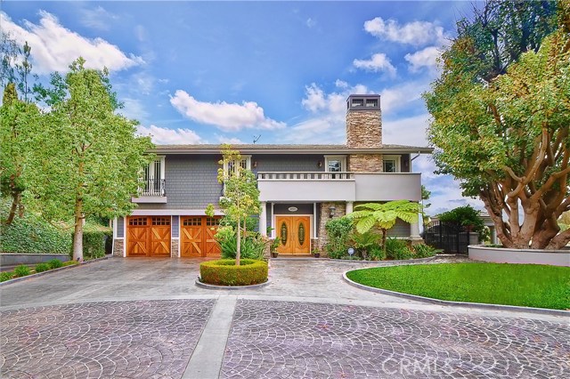 Dramatic cobblestone pattern circular drive entrance