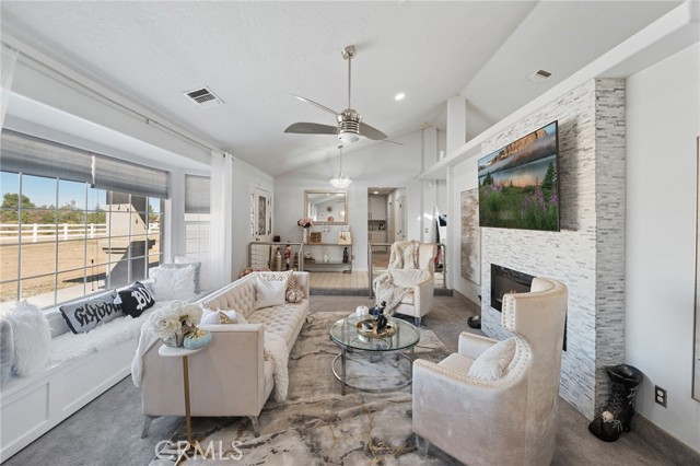 9925 Sierra Vista Road, Phelan CA: https://media.crmls.org/medias/e6caed9c-d106-4f54-88f5-3c43f2aeb890.jpg