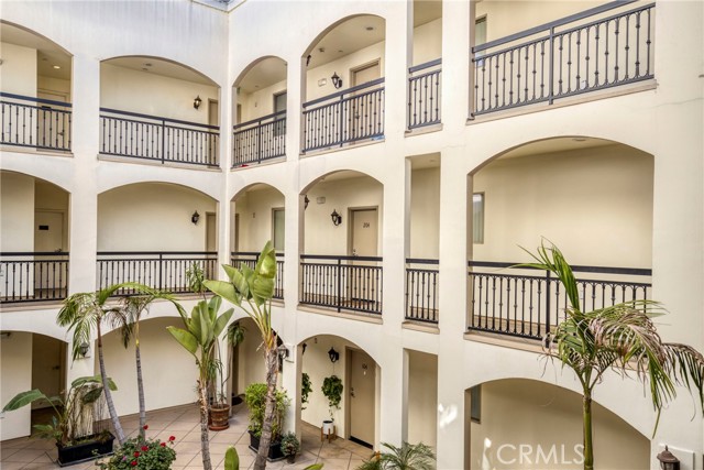 Detail Gallery Image 5 of 19 For 12916 Moorpark St #104,  Studio City,  CA 91406 - 2 Beds | 2 Baths