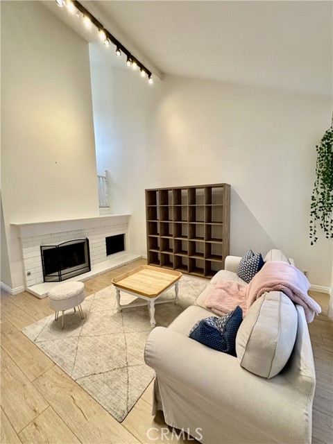 Detail Gallery Image 3 of 26 For 19 Dartmouth, Irvine,  CA 92612 - 2 Beds | 2/1 Baths