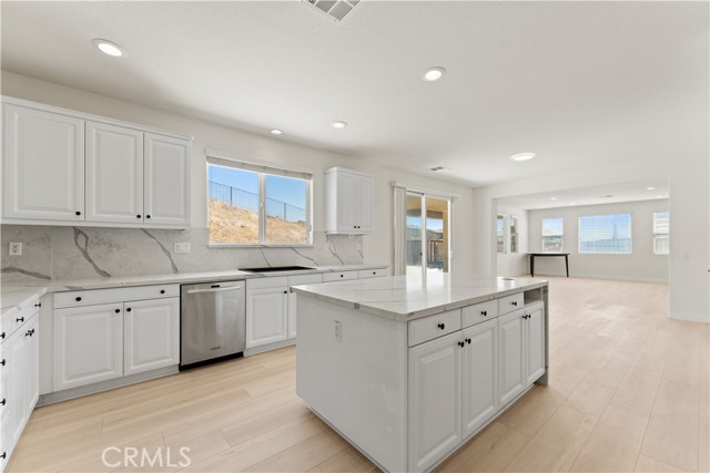 Detail Gallery Image 13 of 41 For 16395 Ridge Field, Riverside,  CA 92503 - 5 Beds | 4 Baths