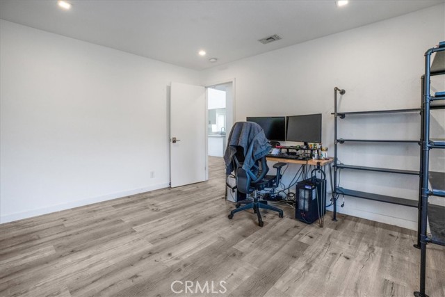 2481 S Bundy Drive, Los Angeles CA: https://media.crmls.org/medias/e6d081b0-fdb3-4f89-870e-6d9ee697a6af.jpg