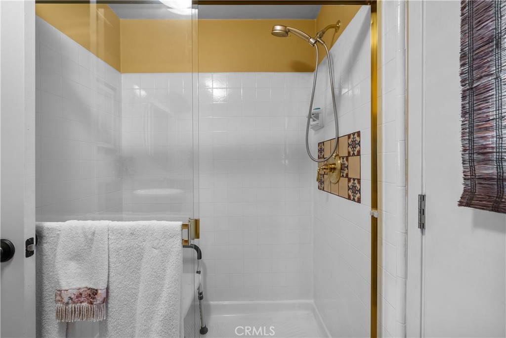 https://media.crmls.org/medias/e6d208ce-22fd-466b-9205-439d7db64613.jpg?preset=X-Large