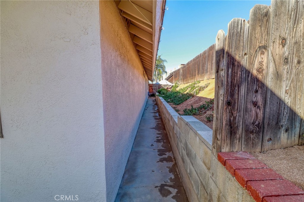 https://media.crmls.org/medias/e6d34a9c-9de9-4970-ab75-7526a282ba6b.jpg?preset=X-Large