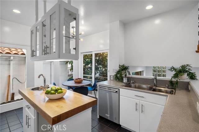 2704 Laurel Avenue, Manhattan Beach, California 90266, 4 Bedrooms Bedrooms, ,4 BathroomsBathrooms,Residential,Sold,Laurel,SB22216035